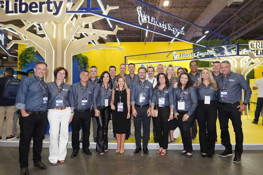 Patricia Chacon , diretores regionais e equipe comercial no estande da companhia - Cr&eacute;dtio das Fotos: Divulga&ccedil;&atilde;o Liberty