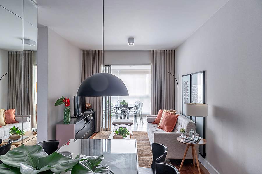 Combinado com os tons claros, nesse apartamento a arquiteta Carina Dal Fabbro investiu na integra&ccedil;&atilde;o da sala de estar e jantar. Ela explica que a aplica&ccedil;&atilde;o da mesma tonalidade de tinta para revestir paredes propicia o refletir da luz, dando a impress&atilde;o de um espa&ccedil;o mais amplo e arejado | Foto: Rafael Renzo