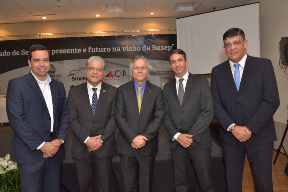 Diretores do CSP-MG e o superintendente da Susep Joaquim Mendanha (ao centro)