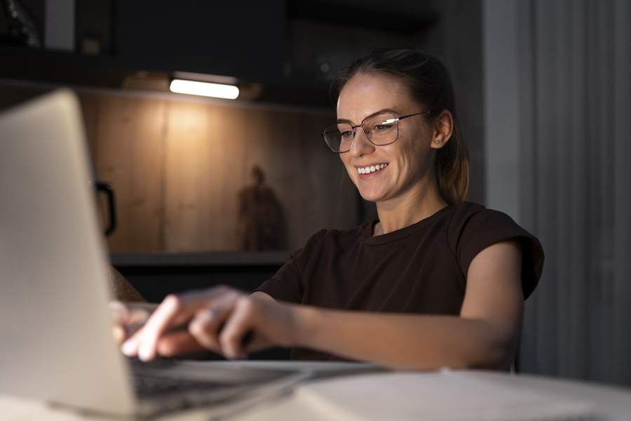 O mercado valoriza profissionais com boa comunica&ccedil;&atilde;o, organiza&ccedil;&atilde;o e capacidade de entender o contexto das &aacute;reas atendidas - Freepik