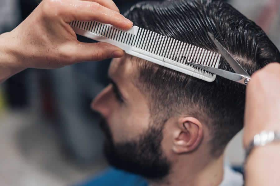 Oportunidade em Ribeirão das Neves: Senac contrata profissional para dar aulas de Corte de Cabelo Masculino e Barbearia - Getty Images