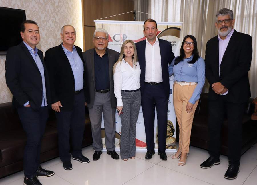 Geniomar Pereira e Valmir Rodrigues (diretores da American Life), Jo&atilde;o Paulo Moreira de Mello (presidente do CSP-MG), Jacqueline Martins (coordenadora de Estrat&eacute;gia da Seguros Unimed), Rog&eacute;rio Ara&uacute;jo (CEO da TGL Consultoria), Marinalda Dias (gerente da filial Minas Gerais da MBM), Maur&iacute;cio Tadeus Morais (consultor e diretor do Clube) - Fotos: Arnaldo Athayde