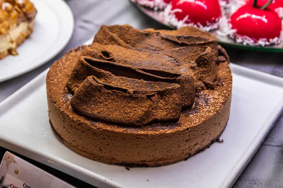 Dia Mundial do Chocolate: Chef confeiteira da Rede Windsor ensina torta de chocolate