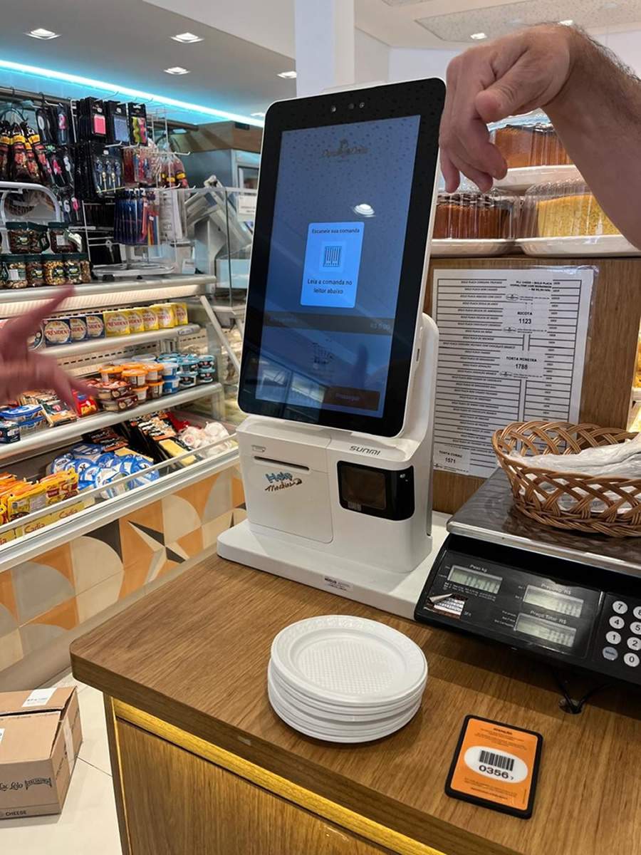 Totens de autoatendimento modernizam a experiência dos clientes nas padarias Dona Deôla