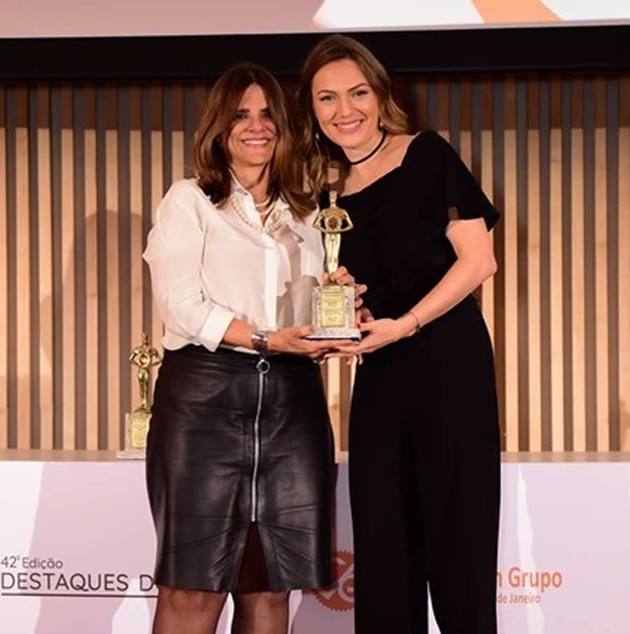 A presidente da FenaSa&uacute;de, Solange Beatriz Palheiro Mendes (&agrave; esq.), e a diretora T&eacute;cnica e de Relacionamento com Clientes de Sa&uacute;de e Odonto da companhia, Raquel Giglio (&agrave; dir.), no momento da premia&ccedil;&atilde;o 