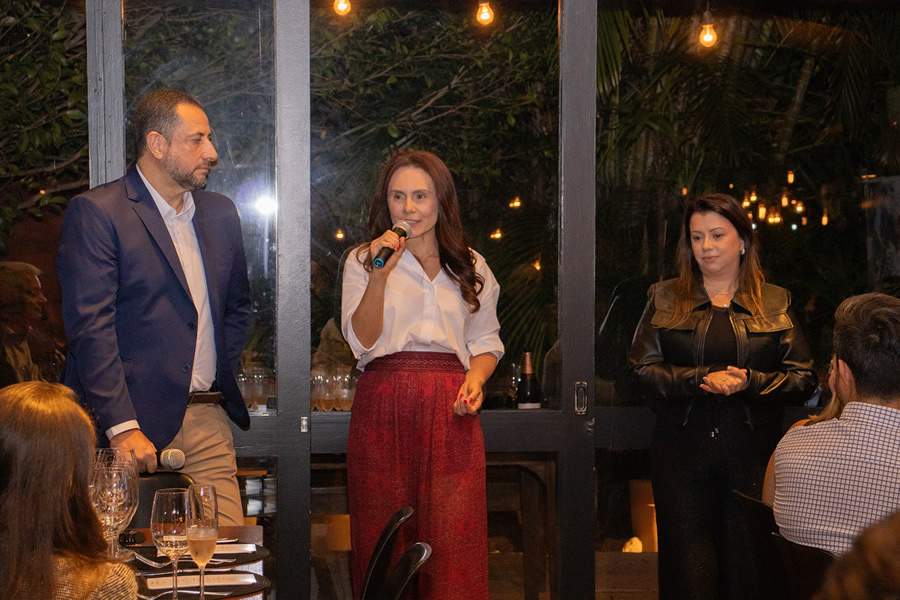 Anderson Souza (&agrave; esq.) e Viviane Cruz (ao centro) durante Prudential Momentos em Porto Alegre | Foto: Fernanda Torres/JRS