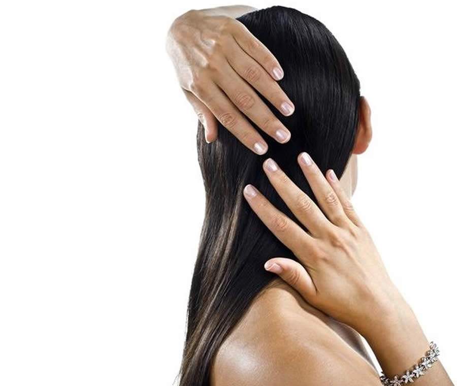 8 hábitos que podem causar oleosidade em seus cabelos