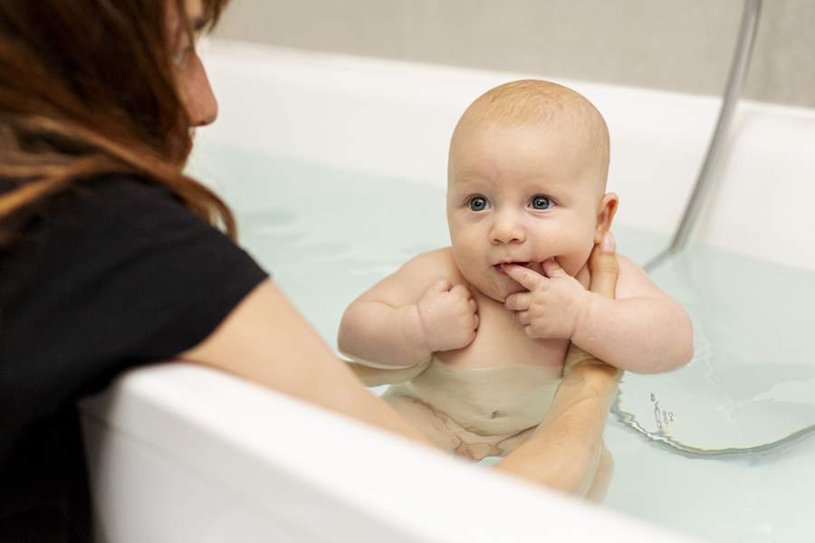 Um banho de rotina, um beb&ecirc; internado e um alerta urgente para creches e ber&ccedil;&aacute;rios - Freepik