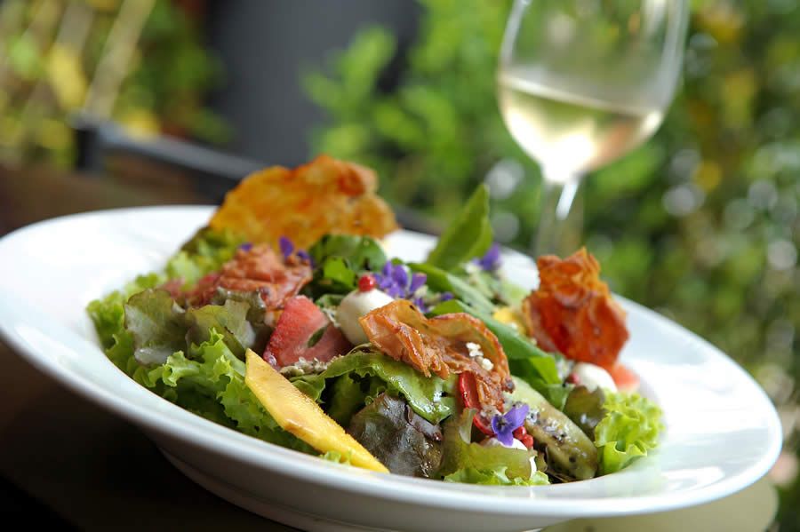 Carlos Bertolazzi ensina a fazer salada de flores e frutas