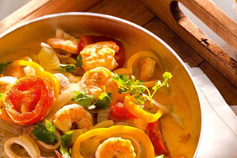 Aprenda a receita da sopa de peixe com camarão para o inverno