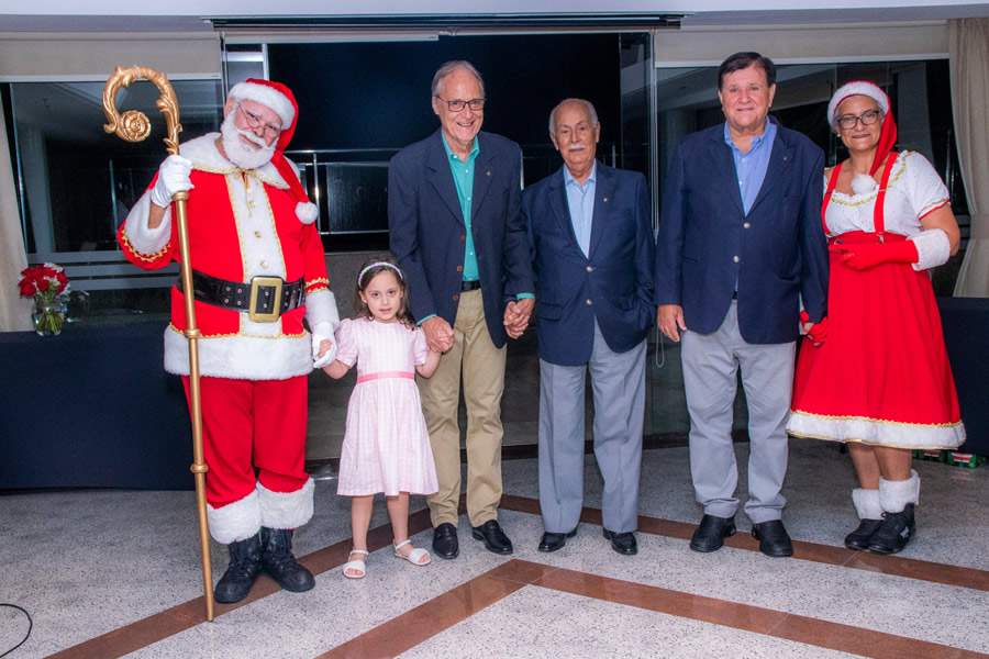 Os membros da diretoria com a netinha do reitor, Lu&iacute;sa, receberam Papai e Mam&atilde;e Noel &ndash; Foto Dalvino Santino