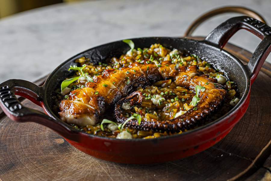  Arroz de Polvo (R$ 188), preparado com arroz biodin&acirc;mico, polvo grelhado, coentro, tomate, piment&atilde;o vermelho, manjeric&atilde;o, pimenta dedo-de-mo&ccedil;a, aioli picante e azeite verde - Elvis Fernandes