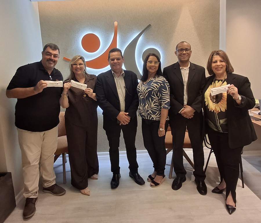 Da esquerda para a direita: Marco Aurélio Marques, diretor financeiro do CCS-RJ; Dayse Magesti, diretora administrativa do CCS-RJ; Renato Dias, gerente financeiro da Uniodonto Metropolitana; Andréia Ventura, gestora operacional da Uniodonto Metropolitana; Dr. Flávio Assis, CEO da Uniodonto Metropolitana e Fátima Monteiro, presidente do CCS-RJ. Foto: Divulgação