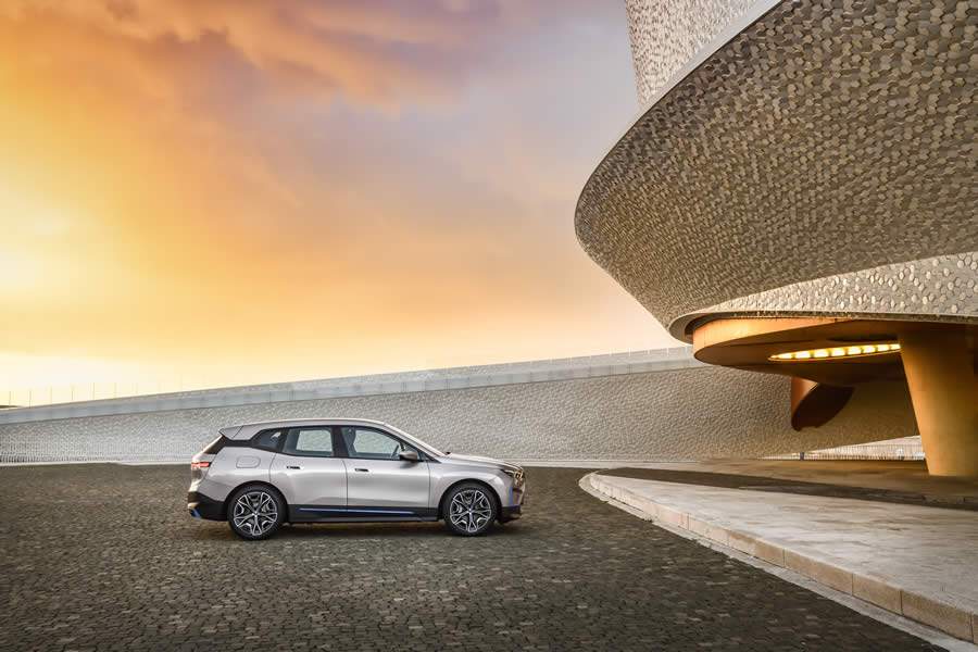 BMW apresenta o iX, primeiro SAV 100% el&eacute;trico