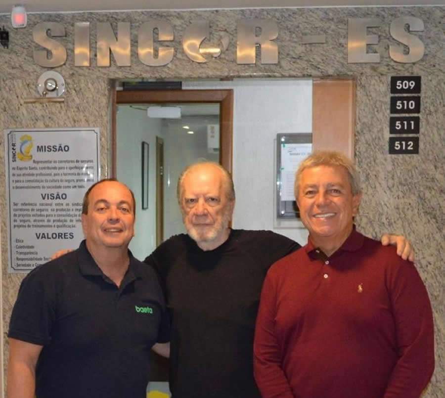 Da esquerda para direita: Jos&eacute; Silas, gerente da filial Espir&iacute;to Santo da Baeta Assessoria; Jos&eacute; R&ocirc;mulo da Silva, presidente do Sindicato dos Corretores de Seguros do Esp&iacute;rito Santo e Luiz Philipe Baeta Neves, presidente da Baeta Assessoria &ndash; Foto: Divulga&ccedil;&atilde;o