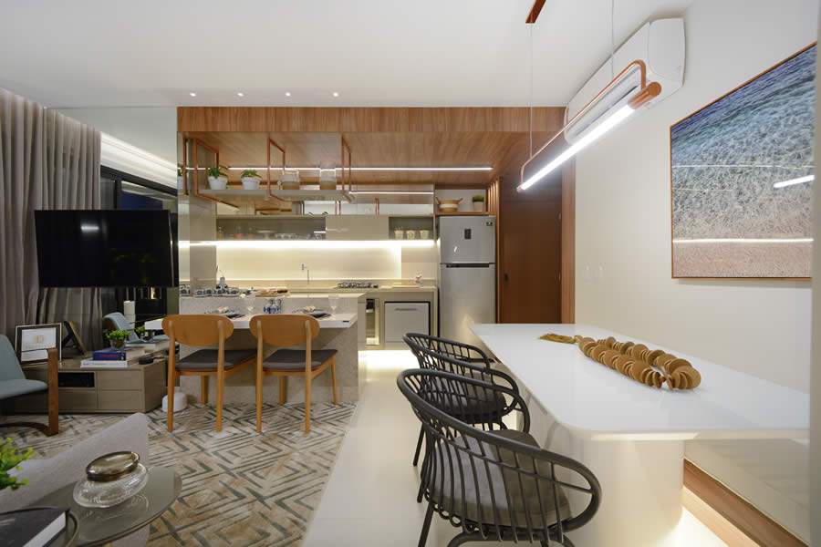 Colar decorativo de madeira constrata com mesa e luminária de metal no decorado de 69 m² - Marcus Camargo