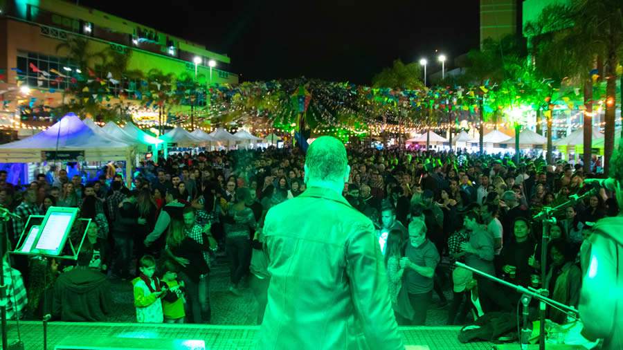 Arrai&aacute; Downtown 2002 - foto geral na pra&ccedil;a central