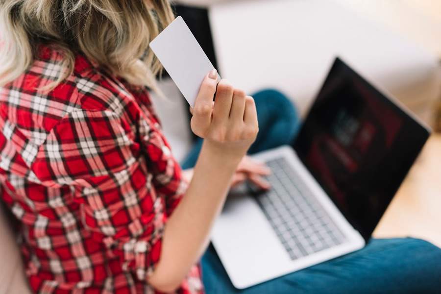 4 mitos e verdades sobre os leilões online  Os leilões online devem crescer mais de US$ 2,51 bilhões até 2027, diz estudo da Technavio Research; entenda como adquirir produtos de alta qualidade neste mercado  Com o advento da tecnologia, os leilões online emergiram como uma forma conveniente e eficiente de comprar e vender uma variedade de itens, desde obras de arte valiosas até bens de consumo cotidianos.  O mercado global de leilões online prevê um crescimento estimado de até US$ 2,51 bilhões, o equivalente a R$ 18 bilhões, até 2027, com uma taxa de crescimento anual composta (CAGR) de 11,35%, segundo dados do estudo da consultoria norte-americana Technavio Research.  “Houve um aumento notável no interesse por itens leiloados, especialmente aqueles autografados ou de maior valor, como eletrodomésticos, máquinas de lavar, entre outros, relacionados à decoração de apartamentos. Acredita-se que a presença online tenha desmistificado a percepção de que leilões eram complicados, acessíveis apenas para alguns grupos específicos ou reservados para aqueles com alto poder aquisitivo, e ideias semelhantes”, enfatiza o CEO da Kwara, Thiago da Mata. “Para aqueles procurando mobiliar suas residências ou negócios, há uma abundância de oportunidades disponíveis.”  Com essa popularidade crescente, surgiram também uma série de mitos e equívocos sobre como esses leilões funcionam. Para dissipar essas falsas impressões e fornecer uma visão clara sobre o assunto, selecionamos alguns dos mitos mais comuns sobre os leilões online, acompanhados das verdades que os desmentem:  Mito 1: Os leilões online são exclusivamente para colecionadores e comerciantes profissionais.  A verdade: É preciso desmistificar a ideia de que os leilões digitais são apenas para colecionadores e comerciantes profissionais. Esses eventos são acessíveis a qualquer pessoa interessada em comprar ou vender itens. Com uma ampla gama de categorias de produtos, desde antiguidades até eletrônicos, os leilões online oferecem oportunidades para diversos tipos de compradores e vendedores.  Mito 2: Participar de um leilão online é complicado e requer conhecimentos especializados.  A verdade: Diferente dos leilões físicos, os virtuais são projetados para serem acessíveis e fáceis de usar para qualquer pessoa com uma conexão à internet. Plataformas modernas que utilizam essa ferramenta fornece interfaces intuitivas que guiam os usuários durante todo o processo, desde o registro no site até a finalização da compra. Além disso, muitos sites de leilão oferecem recursos como descrições detalhadas dos itens, assistência ao cliente para ajudar os participantes em cada etapa do caminho e a possibilidade de ver pessoalmente o produto antes de começar a dar os seus lances.  Mito 3: Todos os itens em leilões online são usados ou de qualidade duvidosa.  A verdade: Embora alguns itens em leilões online possam ser usados ou de segunda mão, muitos são novos e seminovos, mas, todos são de alta qualidade. Muitos vendedores, incluindo varejistas e fabricantes, utilizam leilões online como uma forma eficaz de liquidar estoques excedentes ou promover novos produtos. Isso significa que os participantes podem encontrar uma variedade impressionante de itens, desde produtos de luxo até itens básicos do dia a dia.  Mito 4: Os leilões online são repletos de fraudes e golpes.  A verdade: Plataformas respeitáveis de leilão implementam medidas rigorosas de segurança, como verificação de vendedores e proteção ao comprador, para garantir transações seguras e justas. Além disso, os participantes podem tomar precauções adicionais, como verificar as avaliações do vendedor e ler cuidadosamente os editais de cada leilão e ver pessoalmente o produto antes de fazer uma oferta.  Ao dissipar os equívocos sobre a complexidade e a qualidade dos itens disponíveis, fica evidente que os leilões online oferecem uma ampla variedade de produtos de alta qualidade. Além disso, com medidas de segurança robustas implementadas por plataformas confiáveis, os participantes podem desfrutar de transações seguras e justas, eliminando preocupações.  Kwara  A Kwara é uma plataforma que realiza a venda de bens, produtos e ativos de qualquer natureza para empresas de qualquer segmento e lugar do Brasil. O negócio oferece tecnologia de ponta, segurança, agilidade e alcance em larga escala, trazendo a solução completa para que clientes vendedores e compradores não precisem se preocupar quando o assunto for compra e venda. 