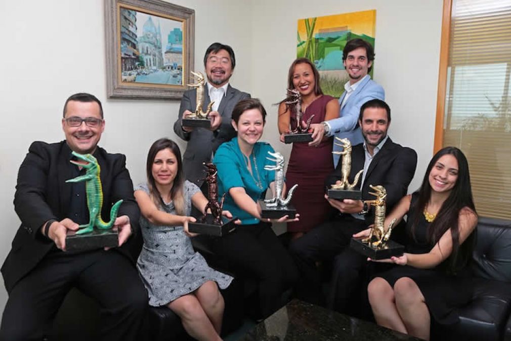 Legenda da esquerda para direita: Rafael Tomaz – Analista, Cristiane Farias - Analista, Deborah Franzin - Analista, Masaaki Itakura – Diretor Executivo de Estratégia Corporativa, Érica Morais - Coordenadora, Rodrigo Martins - Analista, Ivan Vasconcellos Neto - Gerente de Marketing e Mariana Tolosa - Assistente