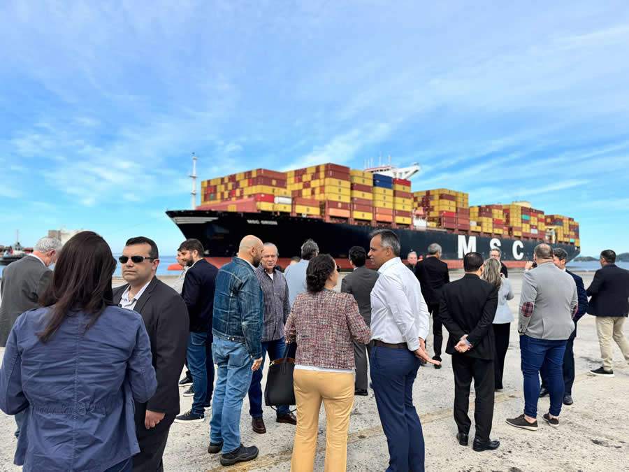 Comunidade Portu&aacute;ria prestigiando a chegada do primeiro navio 366 no porto e no Estado do RJ