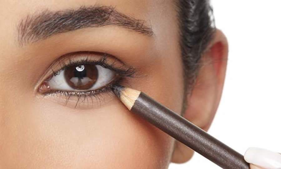 Lápis de olho pode causar terçol se não for de boa qualidade e retirado corretamente