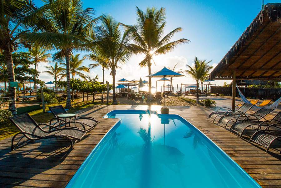 Piscina Pousada Travel Inn Trancoso deck e lazer frente à Praia - (Divulgação)