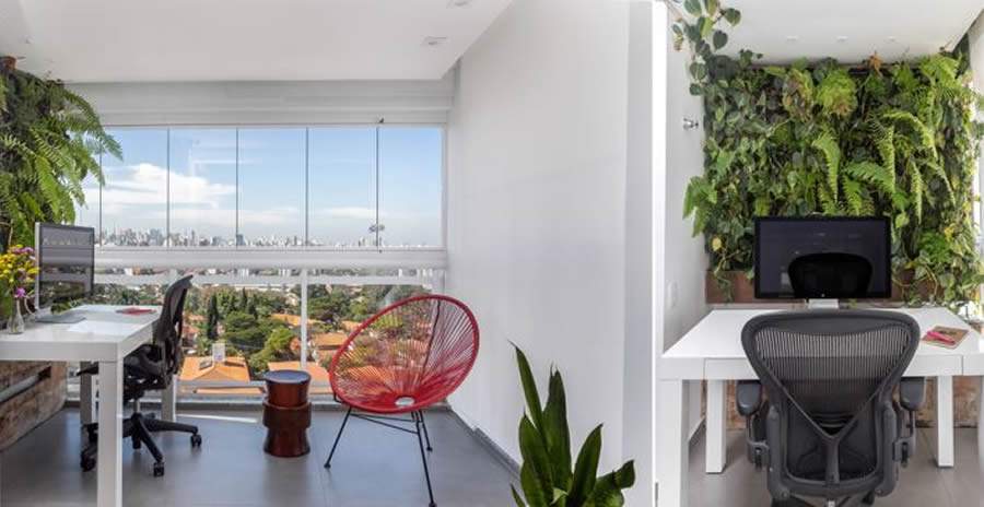 Projeto de Korman Arquitetos optou pelo jardim vertical no home office | Projeto de Korman Arquitetos | Foto: JP Image
