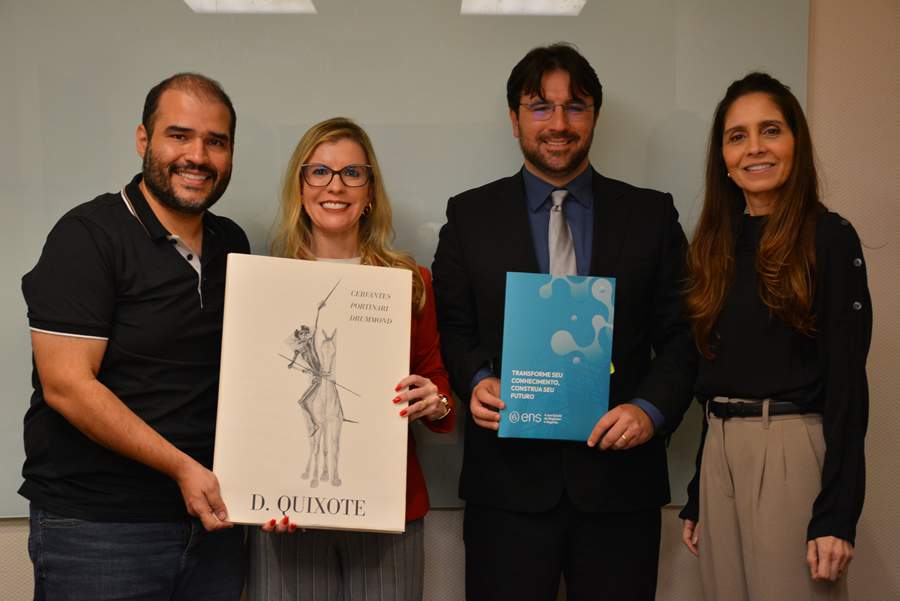 Letícia e Leandro Ramos, ao centro, exibindo o contrato de parceria com a ENS e o presente recebido pelos dirigentes Lucas e Paola - Crédito das Fotos: Equipe de Comunicação ENS (Fernando Gonçalves e João Vitor Silva).