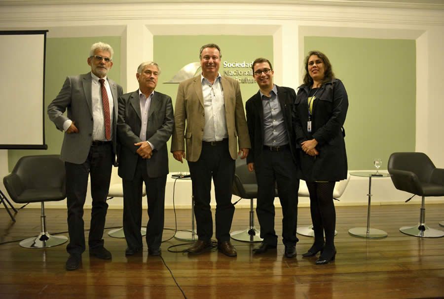 Grupo &ndash; da esq. para a dir.: Antonio Buainain, Claudio Contador, Fernando Pimentel, Rodrigo Lanna e Nat&aacute;lia Oliveira (coordenadora do CPES)