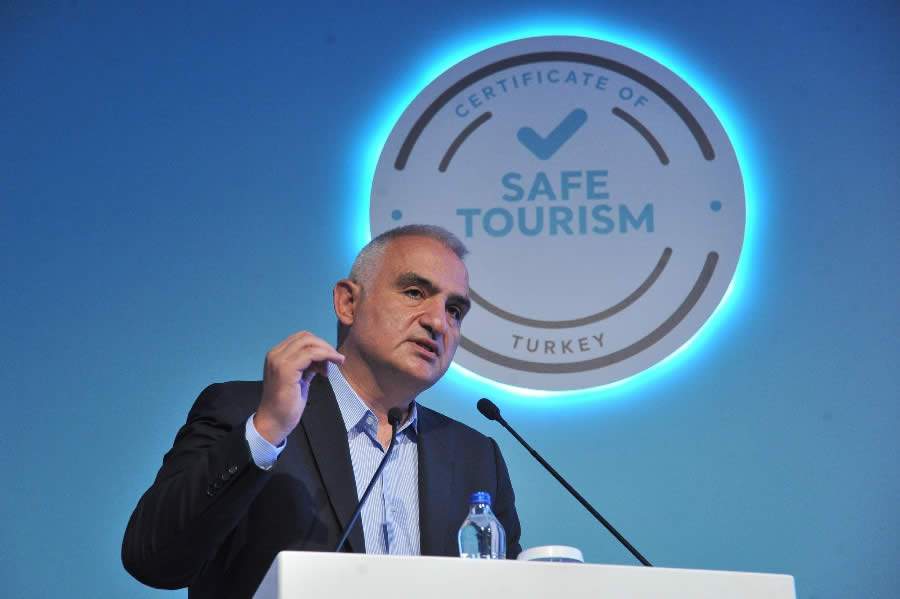 Ministro do Turismo e Cultura Mehmet Nuri Ersoy durante o an&uacute;ncio das medidas da certifica&ccedil;&atilde;o