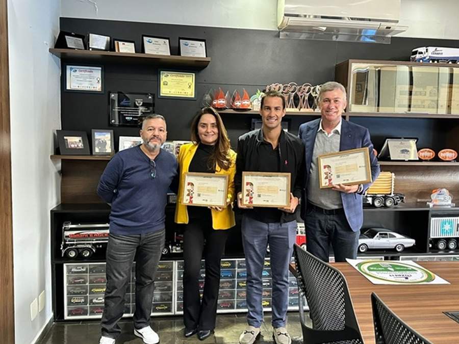 Diretora Carla Moraes da Luxafit Transportes e equipe V.Tech - Entrega do certificado de compensação ambiental das operações logísticas