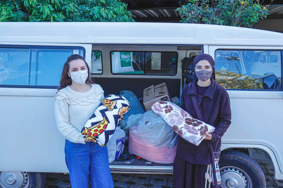 Colaboradores da Unimed Londrina aquecem inverno de 426 pessoas com arrecada&ccedil;&otilde;es