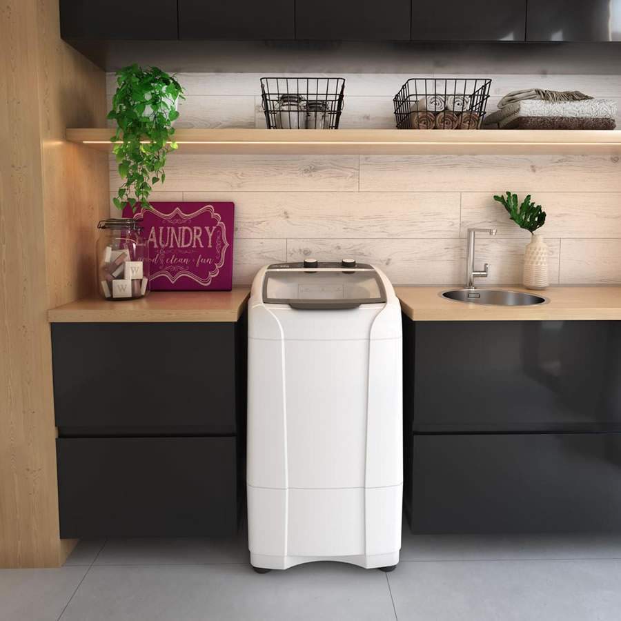 Roupas limpas e cheirosas n&atilde;o combinam com excesso de produto. Al&eacute;m de danificar a lavadora, sab&atilde;o demais pode estragar e manchar as pe&ccedil;as. Mais do que utilizar a quantidade correta de sab&atilde;o, contar com uma lavadora eficiente tamb&eacute;m faz toda a diferen&ccedil;a. A Lavadora Mueller Energy 8kg propicia economia e lavagem eficiente em cada detalhe e conta ainda com o programa Express Wash, que limpam as roupas em apenas 30 minutos | Foto: Divulga&ccedil;&atilde;o Mueller