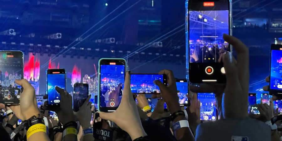 Carregamento de smartphones em eventos passa a ser essencial (DKCom IA)