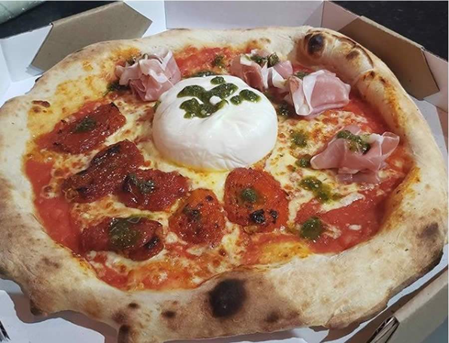 Pizzaria faz sucesso entregando pizzas “sem desmanchar” !