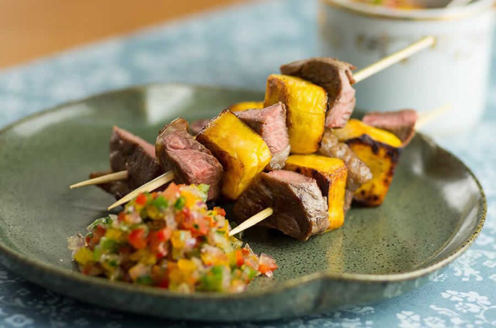 Espetinho de picanha com banana-da-terra
