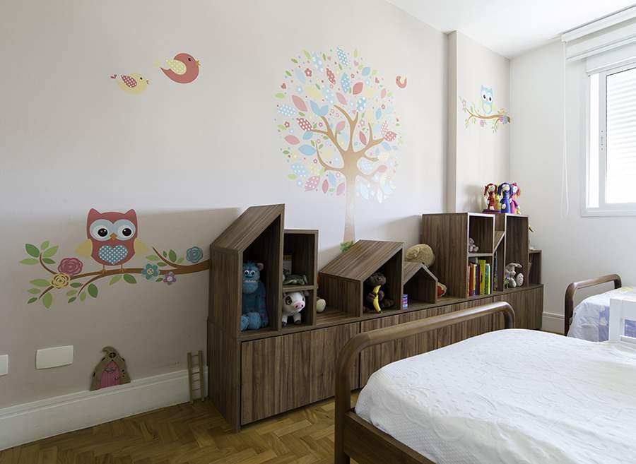Neste dormitório executado pela arquiteta Patricia Miranda, do escritório Raízes Arquitetos, o clima infantil marcou presença com o móvel lúdico que guarda brinquedos e livros| Foto: Edson Ferreira