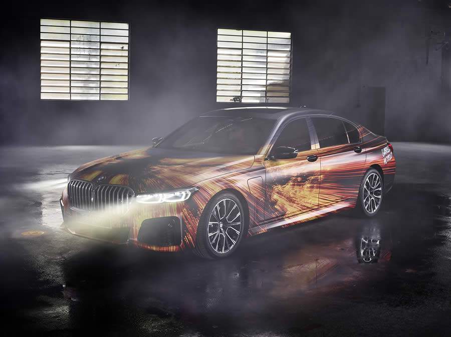 Pop-Up Store da BMW expõe Série 7 híbrido com arte de Gabriel Wickbold