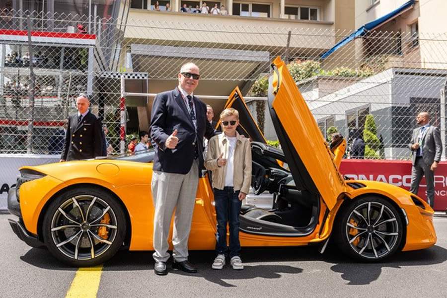 Pr&iacute;ncipe Albert de M&ocirc;naco e seu herdeiro, o pr&iacute;ncipe Jacques&nbsp;(McLaren Automotive)