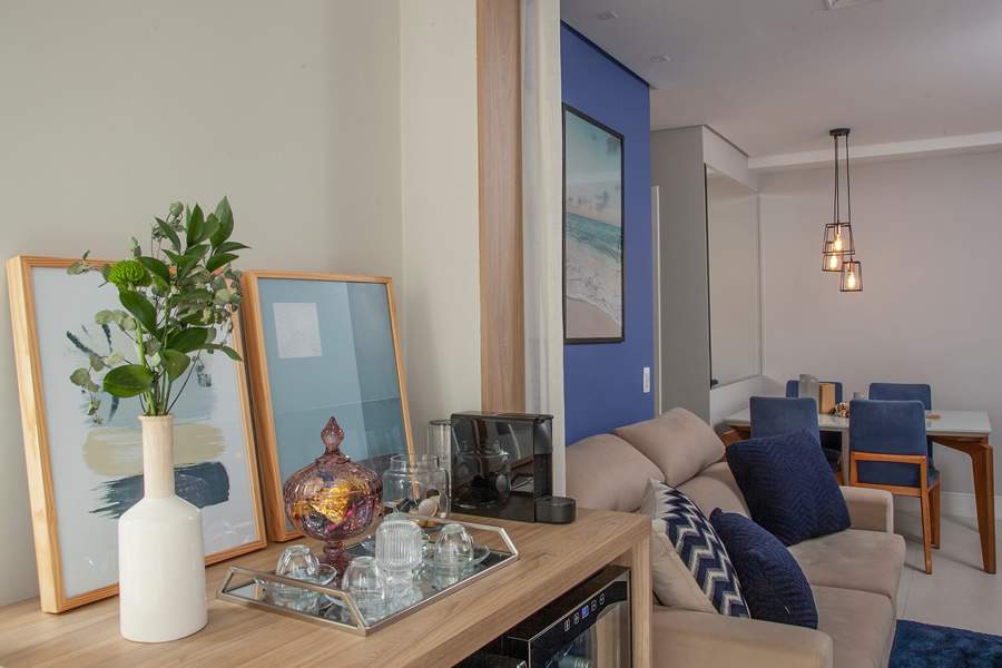  Para trazer o clima de praia para um projeto urbano, Bianca Tedesco e Viviane Sakumoto n&atilde;o tiveram medo de usar os tons de azul a seu favor. Tudo &eacute; leve e refrescante, muito bem iluminado e arejado. Foto: Lu&iacute;s Gomes