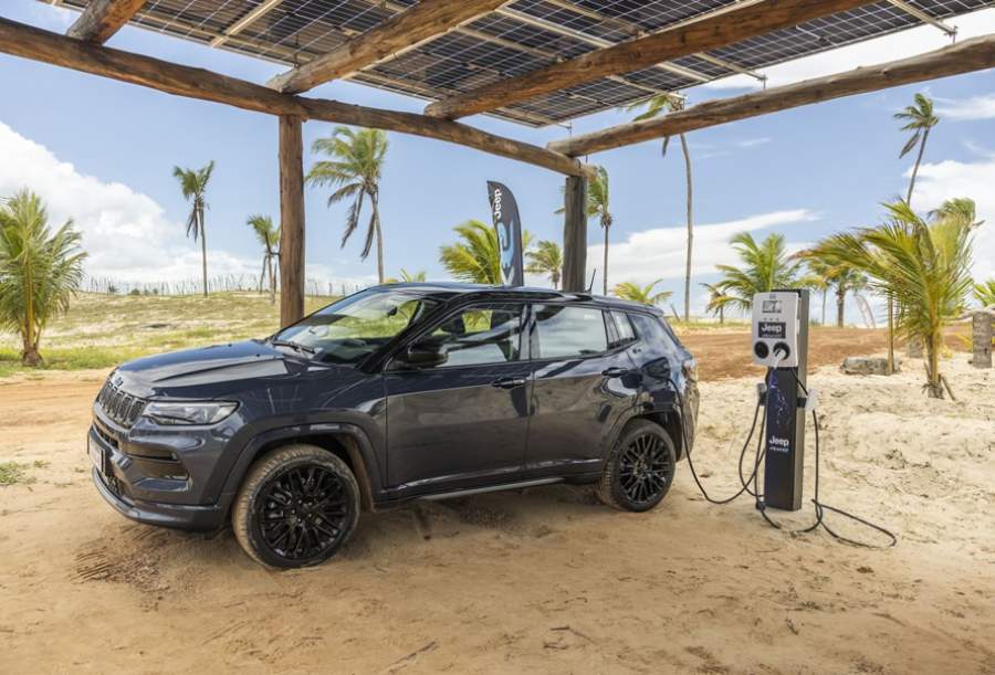 Jeep&reg; apresenta Compass 4xe h&iacute;brido plug-in, come&ccedil;o de uma nova fase eletrificada da marca com tecnologia e performance in&eacute;ditos no segmento