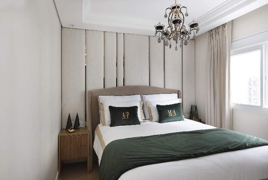 Na reforma deste apartamento, a arquiteta Gabriela Mendes precisou lidar com duas quest&otilde;es: um p&eacute;-direito baixo e o desejo dos moradores de contar com a instala&ccedil;&atilde;o de lustres majestosos. A solu&ccedil;&atilde;o foi executar as sancas para agregar mais amplitude e assim, viabilizar a inclus&atilde;o das pe&ccedil;as para ilumina&ccedil;&atilde;o| Foto: Mariana Orsi