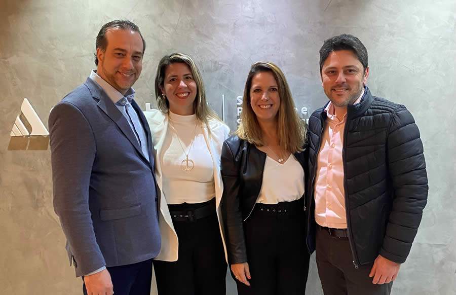 DA ESQUERDA PARA A DIREITA: Rodrigo Pecoraro, Diretor Executivo de Seguros Sabemi; Raquel Guerreiro, gestora de Produtos e Servi&ccedil;os Sodexo; Janaina Serra, head Regional de Seguros Sabemi; Thiago Schmidt, head Nacional de Seguros Sabemi
