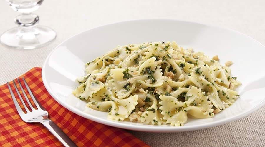 Aprenda a fazer uma receita básica e com muito sabor de Farfalle com Manjericão e Nozes