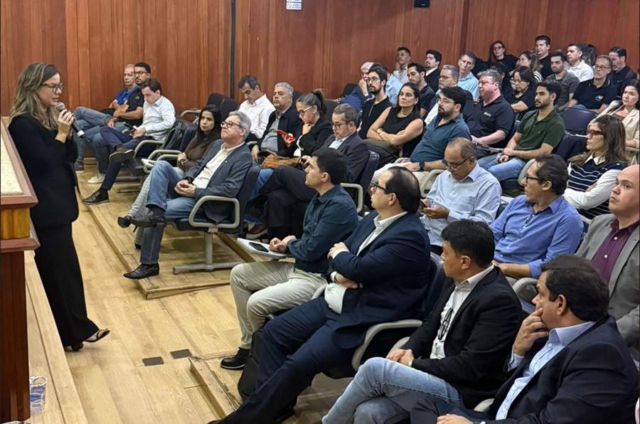 Representante da Fenseg debate sobre seguros em infraestrutura no auditório do Sincor-GO (Foto: Divulgação)