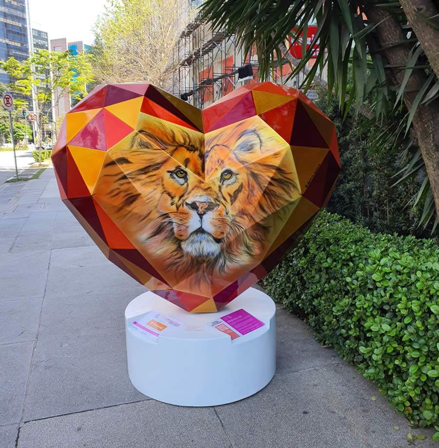 Cora&ccedil;&atilde;o posicionado em frente ao escrit&oacute;rio da Pottencial em SP