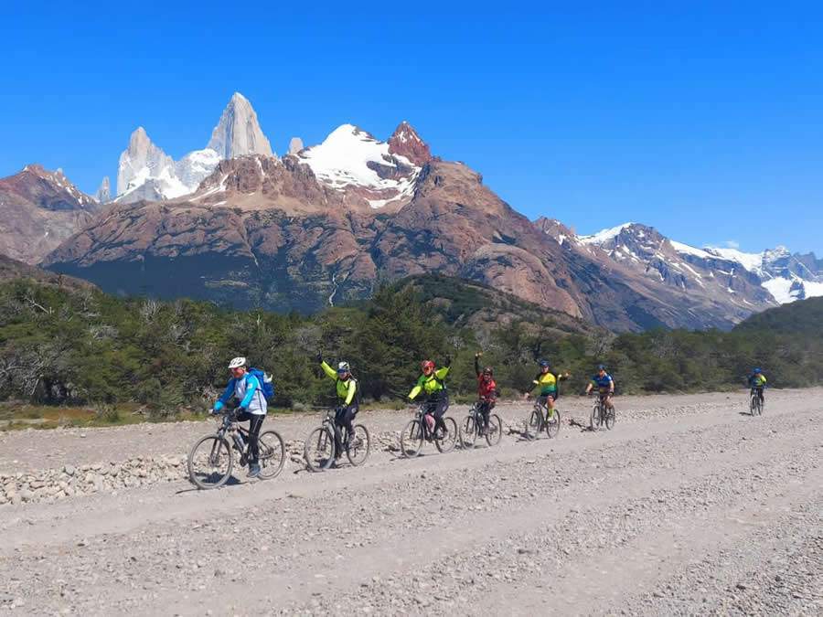 Luiz Morales puxando a fila de ciclistas na Patag&ocirc;nia