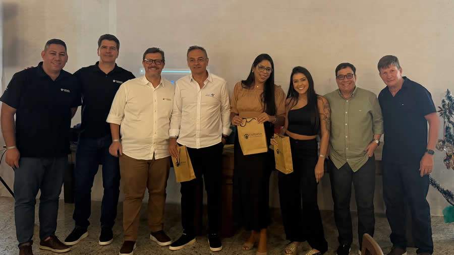  Representantes das seguradoras e os profissionais do mercado da região reunidos neste evento de muita alegria com o diretor da AECOR-RJ, Jayme Torres (último à direita) – Foto: Divulgação