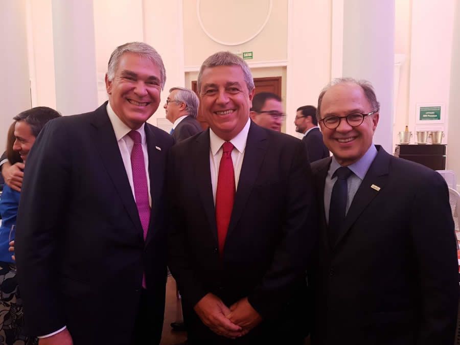 Legenda da Foto: O presidente da Aconseg-RJ, Luiz Philipe Baeta Neves, com o presidente do Conselho da SulAm&eacute;rica, Patrick Larragoiti (E), e o presidente da seguradora, Gabriel Portella (D).