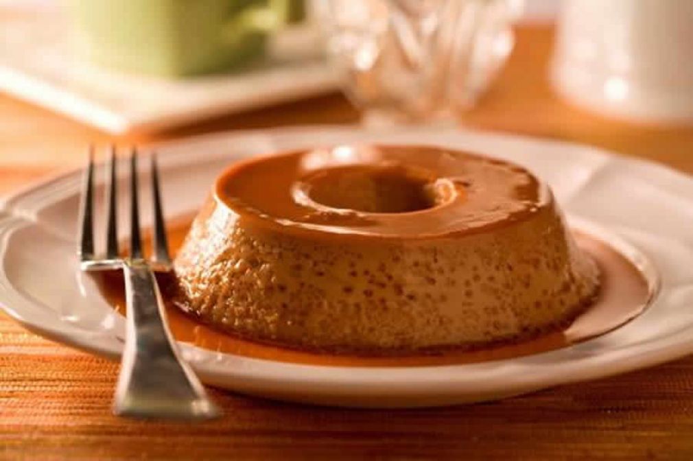 Vers&atilde;o com caf&eacute; do cl&aacute;ssico pudim de leite